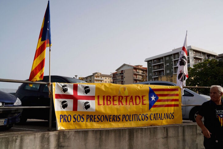 Kataluniako presoen aldeko aldarria gaur ostiralean Algheron. (Gianni BIDDAU | AFP)