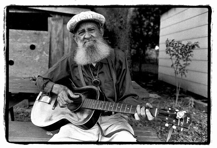 Sam Chatmon (Mississippi Sheiks). Fotografía: Rambling Steve Gardner