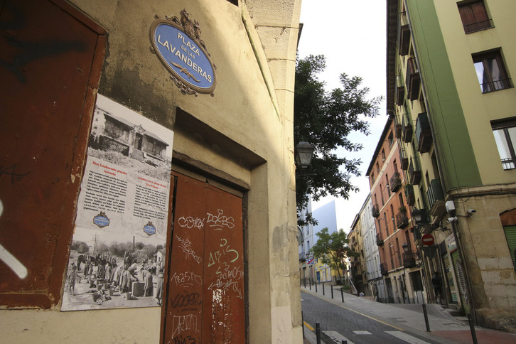 La placa que da nombre a la Plaza de las Lavanderas. Fotografía: Oscar Matxin Odesa I Foku