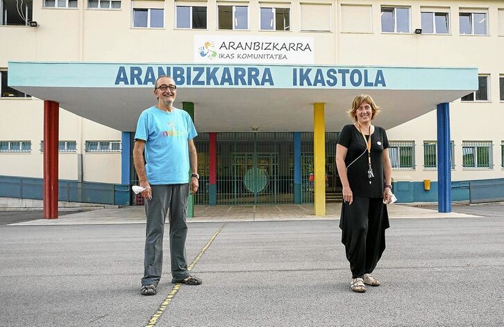 Iñaki Agirre eta Irantzu Gallastegi, ikastetxearen sarreran. (Endika PORTILLO | FOKU)