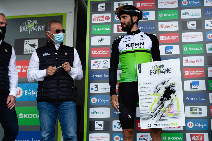 Bernard Hinault entregó a Enrique Sanz un recuerdo en su última carrera profesional. (KERN PHARMA)