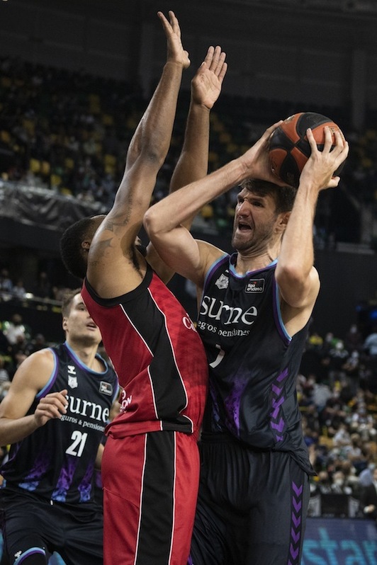Jeff Withey, Zaragozaren aurkako partidan uztaipeko lehian. (Monika DEL VALLE / FOKU)