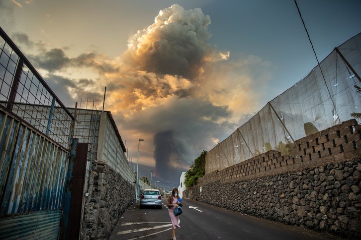 El volcán de Cumbre Vieja emitía una gran columna de ceniza al amanecer de este viernes, 24 de setiembre, como se percibía en El Paso. (Kike RINCÓN/Europa Press)