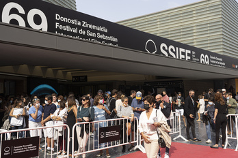 Ikusleak Kursaalaren aurrean. Larunbatean Zinemaldiko irabazleak emango dira jakitera bertan. (Jagoba MATEROLA / FOKU)