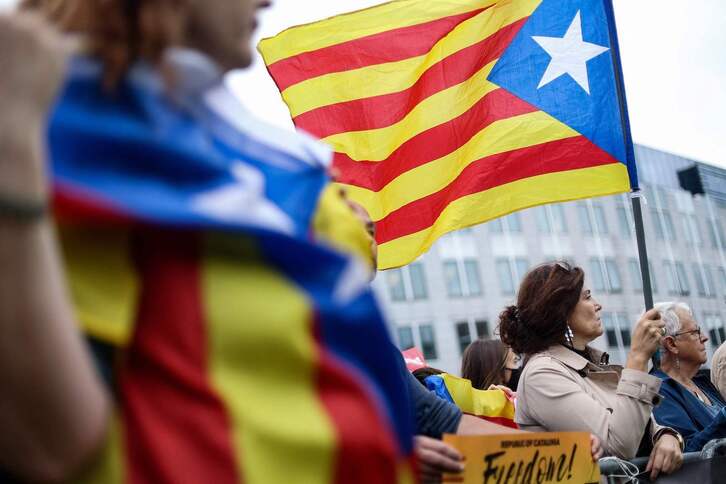 Una mujer con una bandera catalana frente al Parlamento Europeo.  (Kenzo TRIBOUILLARD/AFP)