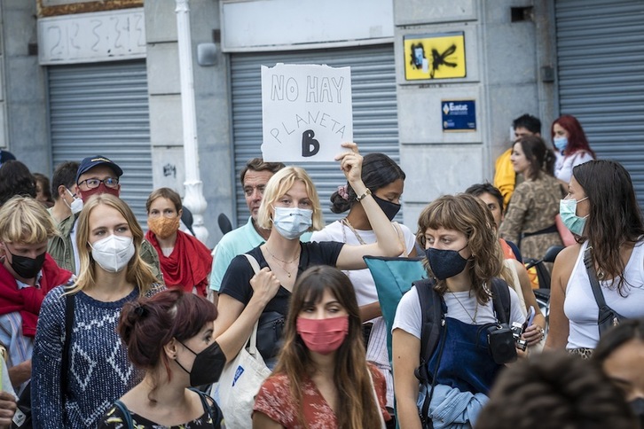La movilización convocada en Donostia por la plataforma Larreko Mahaia. (Gorka RUBIO/FOKU)
