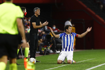 Imanol anima a sus jugadores mientras Oyarzabal pide explicaciones en Granada. (LOF)