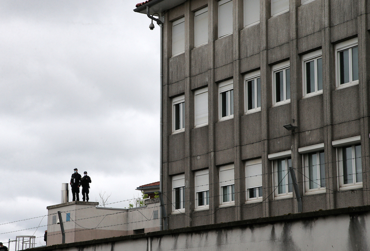 Policías vigilan desde una terraza del Centro de Retención Administrativa (CRA) sito a pocos metros de la muga entre Hendaia e Irun. (Bob EDME)