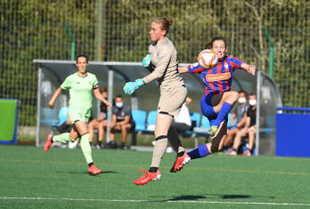 Arola intenta llevarse el balón ante Quiñones. (Jon Urbe/Foku)