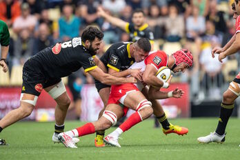 Tornike Jalagonia trata de zafarse de dos defensores de La Rochelle. (XAVIER LEOTY / AFP) 
