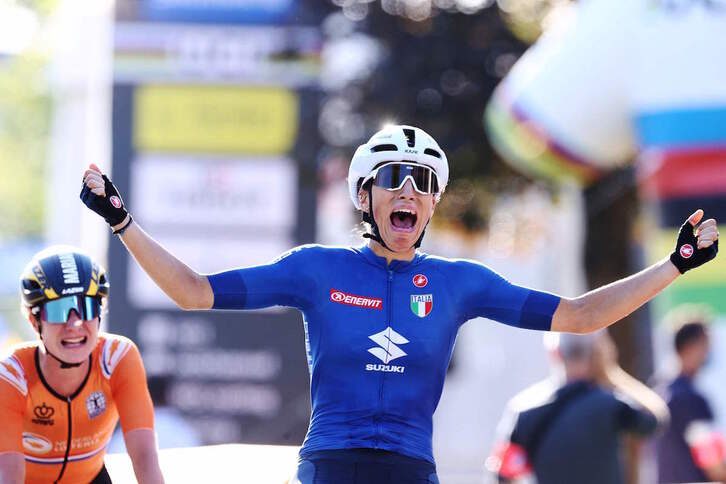 Elisa Balsamo se ha impuesto en un apretado sprint a Marianne Vos. (Kenzo TRIBOUILLARD/AFP) 