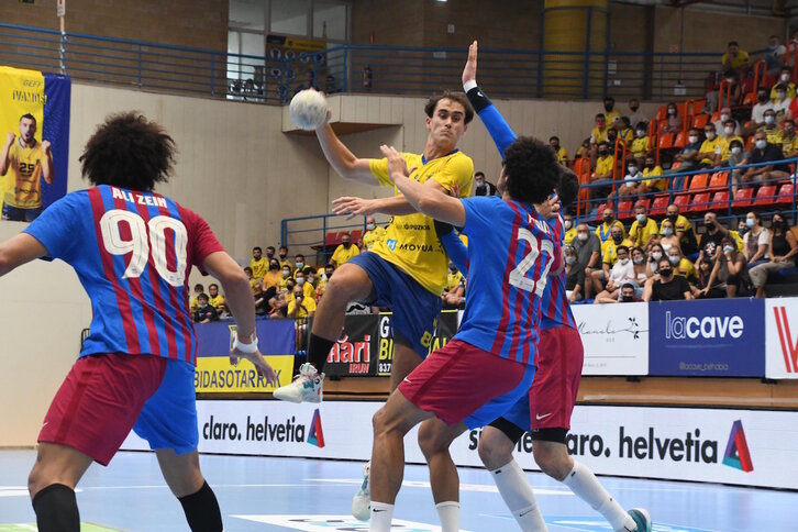 Nahiz eta baja ugari izan, Bidasoa-Irunek aurpegia eman du gazteekin Barçaren aurka. (ARRATE MORALES/BARÇA)