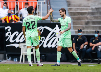 Raúl García felicita a Iñigo Martínez tras su espléndido cabezazo, que ha supuesto el 0-1. (LOF)