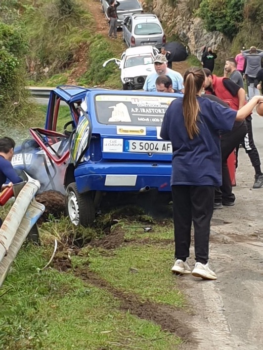 Imagen del coche siniestrado en el que competían Calvo y Gil. (Televisión Pública de Asturias)