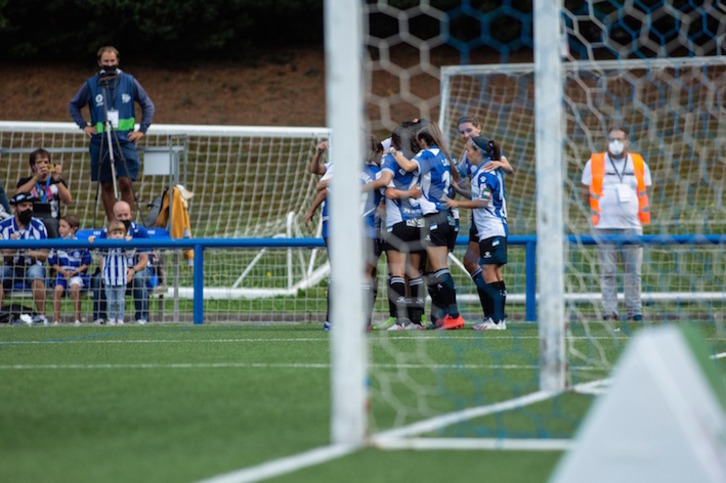 Las albiazules celebran el gol de Ohale, que ha encarrilado el partido. (DEPORTIVO ALAVÉS)