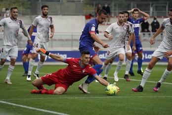 Cantero intenta hacerse con el balón ante el autor del gol local Obi. (Aritz Loiola/Foku)
