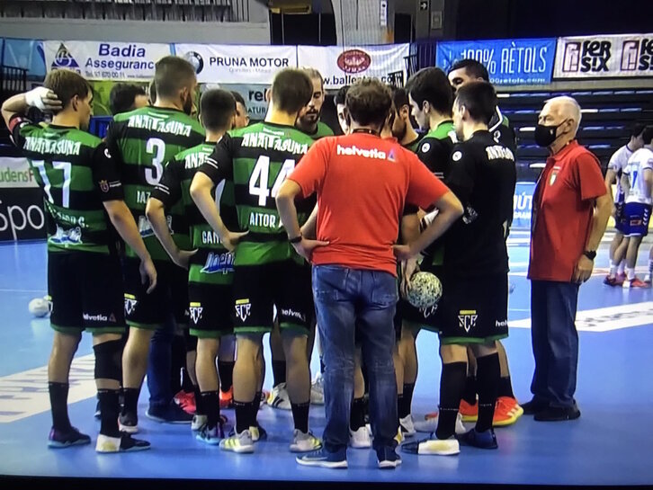 Quique Domínguez charla con sus jugadores en un tiempo muerto. (HELVETIA ANAITASUNA)