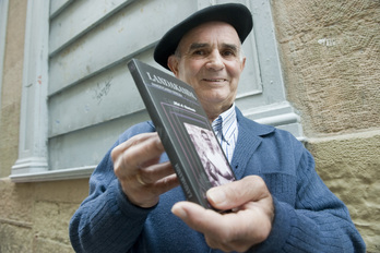 Ramon Zubizarreta ‘Landakanda’, bere inguruko liburu baten aurkezpenean. (Jon URBE / FOKU)