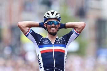 Julian Alaphilippe celebra su segunda victoria consecutiva en el Mundial de fondo en carretera. (Kenzo TRIBOUILLARD/AFP)