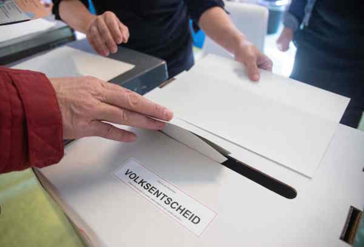 Un votante berlinés deposita su voto sobre el referéndum para expropiar viviendas. (AFP)