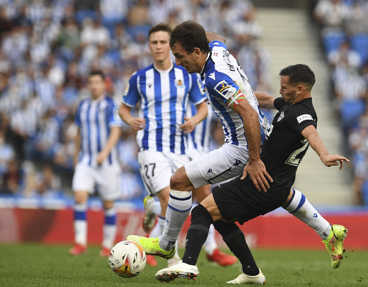 Mikel Oyarzabal, con el debutante Turrientes al fondo, ha logrado el gol de la victoria. (Jon URBE/FOKU) 