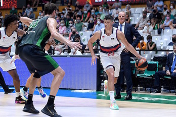 Los azulgranas no han tenido opción ante el Joventut, que les ha superado en muchas facetas del juego. (Twitter BASKONIA)