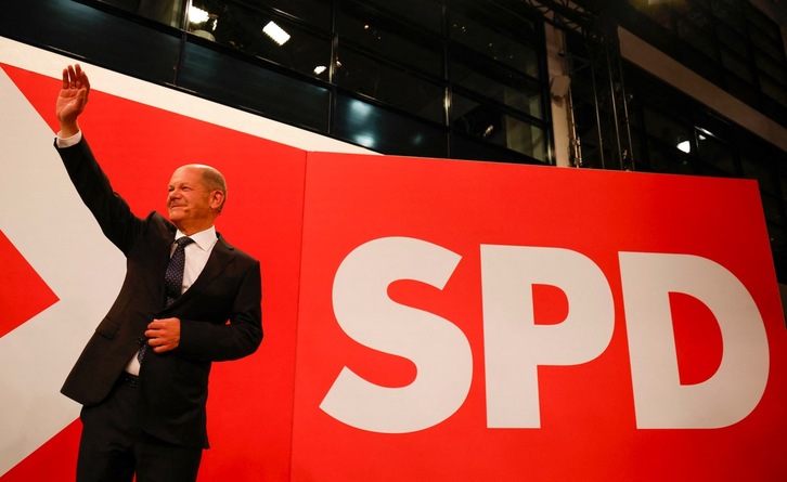 El candidato a canciller por el SPD, Olaf Scholz, celebra la victoria que le daban los sondeos. (Odd ANDERSEN/AFP)