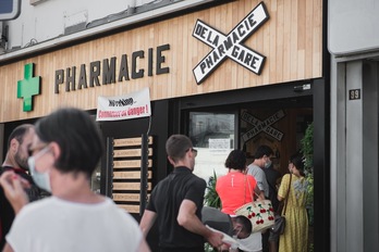 Personas hacen cola, el 10 de agosto, para hacerse el test de antígenos en una farmacia de Hendaia. (Guillaume FAUVEAU)