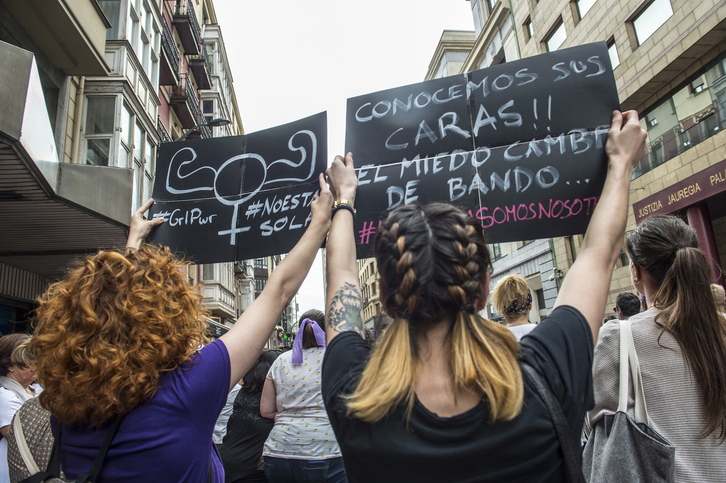 Carteles en Bilbo en una protesta por el caso de «La Manada» de Iruñea. (Marisol RAMIREZ | FOKU)