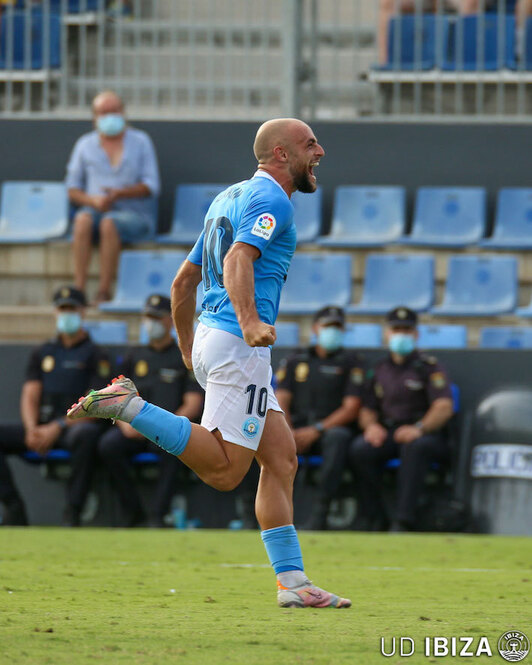 Ekain marcó uno de los dos goles del Ibiza, cuarto y único equipo invicto. (UD Ibiza)
