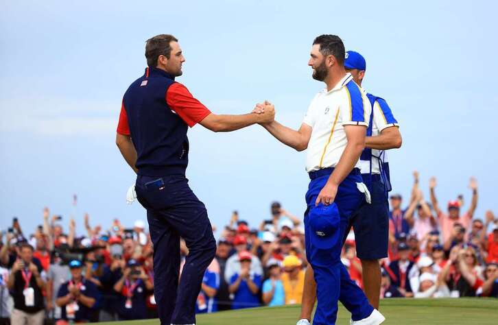 Jon Rahm felicita a Scottie Scheffler. (Mike EHRMANN / AFP)