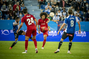 Aridane despeja un balón en el derbi frente al Alavés. (Jaizki FONTANEDA / FOKU)