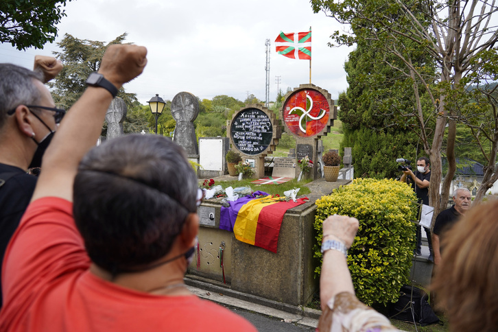 ‘Txiki’ren hilobiaren aurrean, astelehen honetan Zarautzen. (Aritz LOIOLA/FOKU)