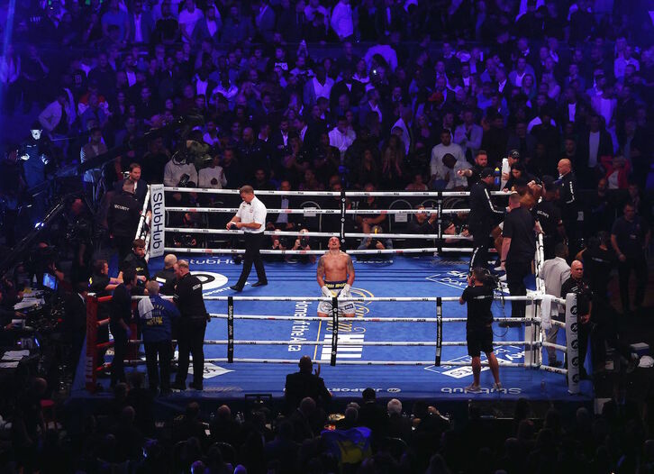 Usyk garaipena ospatzen. (Adrian DENNIS / AFP)