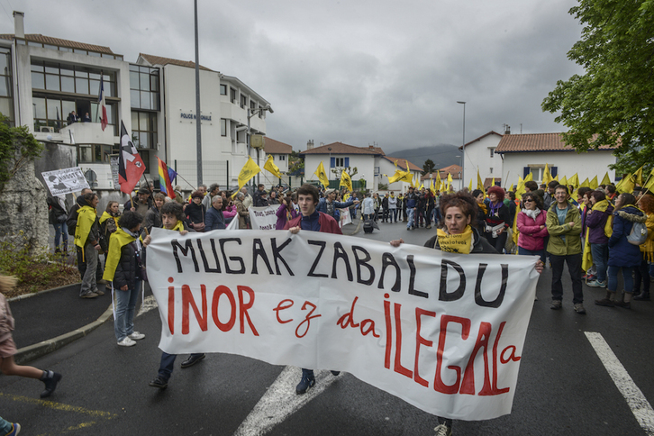 Una movilización ante la comisaría de la Policía, anexa al centro para migrantes, en Hendaia. (Isabelle MIQUELESTORENA)
