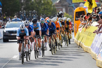 Remco Evenepoel se sacrificó por Van Aert y tiró del grupo de elegidos hasta que no pudo más. (Kristof RAMON/AFP)