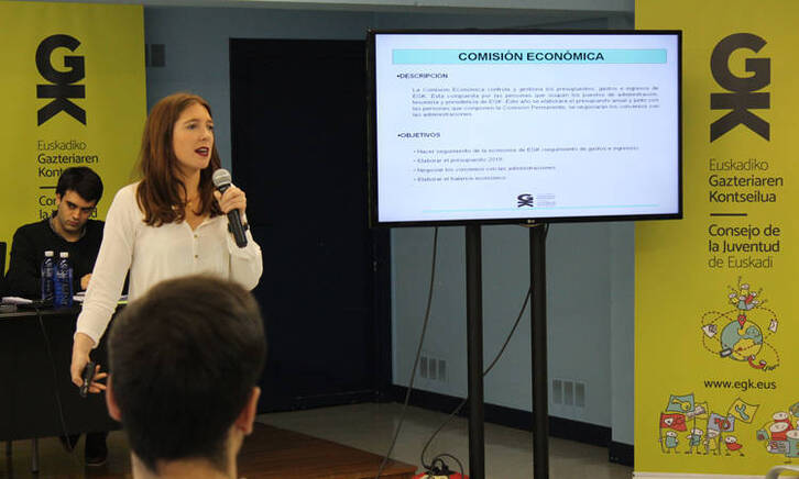 Maialen Olabe, durante una asamblea del Consejo de la JUventud de Euskadi. (www.egk.eus)