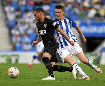 Beñat Turrientes demostró calidad y ritmo de juego en su debut con 19 años con el primer equipo. (Jon URBE/FOKU)