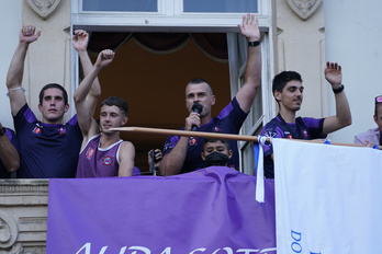 Iker Zabala, Kontxako Bandera irabazi berritan Santurtziko herrian eginiko harrera ekitaldian. (Aritz LOIOLA / FOKU)