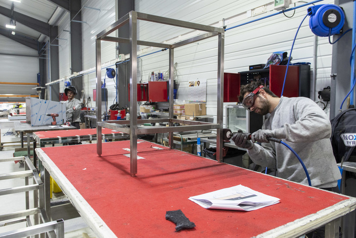 Inox Pyrennees enpresako langileak. Larresoroko enpresa horretan egin zuten 2019an «industriaren astea». (Guillaume FAUVEAU)