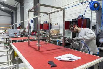 Trabajadores de Inox Pyrennees, factoria de Larresoso que acogió en el año previo a la pandemia la semana de la industria de Ipar Euskal Herria. (Guillaume FAUVEAU)