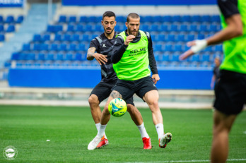 Laguardia y Joselu durante el entrenamiento en Mendizorrotza. (@Alaves)