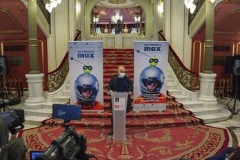 Calixto Bieito, director artístico del Arriaga y de la gala de entrega de los Max, en el vestíbulo del teatro. A sus espaldas, los carteles de esta edición. (Aritz LOIOLA / FOKU) 