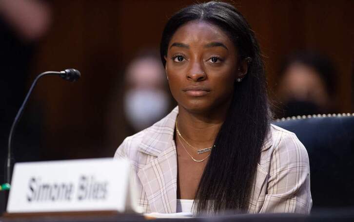 Simone Biles presta declaración ante el Comité Judicial del Senado de EEUU. (Saul LOEB / AFP)