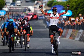 Molano y su lanzador Richeze celebran la victoria en Sicilia tras remontar a Albanese. (BETTINI PHOTO/UAE)