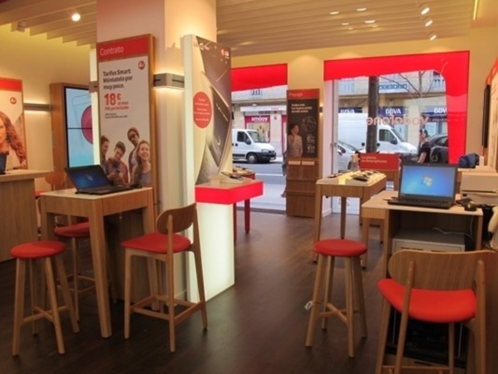 Interior de una tienda Vodafone. (www.vodafone.es)
