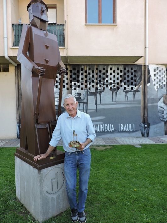 Felix Lizarraga, bere eskulturaren aurrean, Garesko Laiarien Plazan (Nafar Laiariaik)