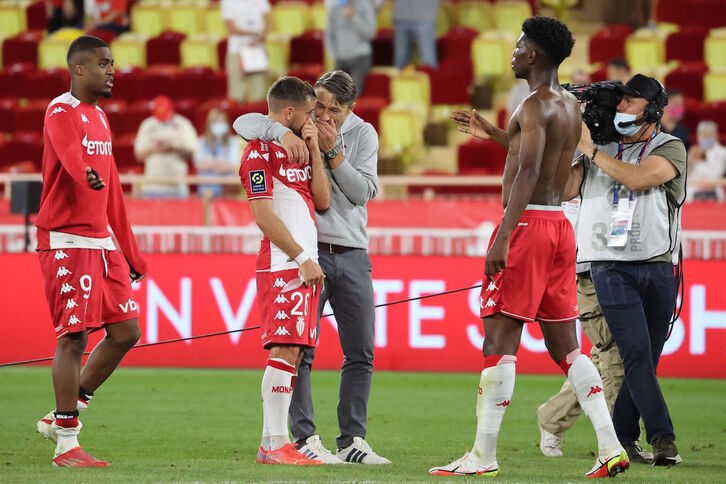 El entrenador del Monaco Niko Kovac charla con el defensa Aguilar tras la victoria de la pasada semana ante el Saint-Etienne. (Valery HACHE/AFP) 