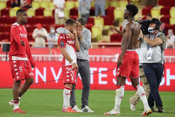 El entrenador del Mónaco Niko Kovac charla con el defensa Aguilar tras la victoria de la pasada semana ante el Saint-Etienne. (Valery HACHE/AFP) 