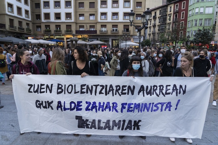 Concentración en Alde Zaharra para denunciar la agresión sexual grupal a una mujer. (Monika DEL VALLE/FOKU)